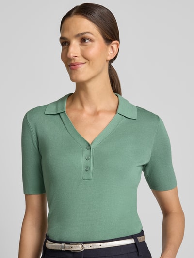 Frauenmodel trägt Regular Fit Poloshirt aus Viskose-Mix von Jake*s Collection in Salbeigrün mit glatter Textur, Nahaufnahme Oberkörper.