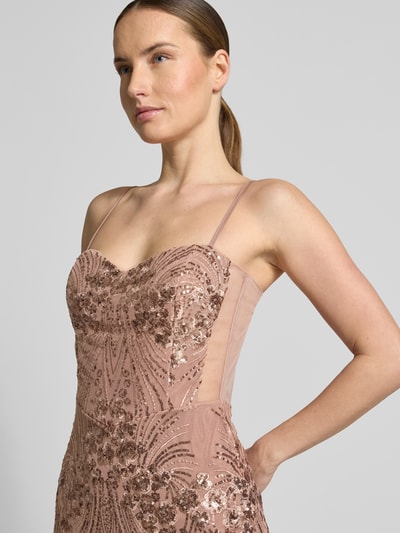 Frauenmodel trägt Abendkleid mit Pailletten von V.M., Material-Mix mit Stretch-Anteil, figurbetonter Schnitt, Nahaufnahme Oberkörper.