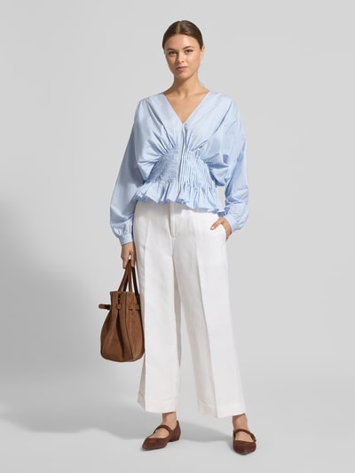 Modelka nosi Bluzka z dekoltem w serek Model 'POPLIN' od Copenhagen Muse z bawełny, taliowany krój, długość tyłu w rozmiarze S: 52 cm, długość rękawów w rozmiarze S: 70 cm; pełny widok z przodu.