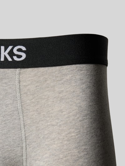 Produktfoto, Trunks mit Logo und elastischem Bund im 2er-Pack von Snocks aus Baumwoll-Elasthan-Mix in Grau mit schwarzem Bund, körpernahe Passform, dezente Textur.