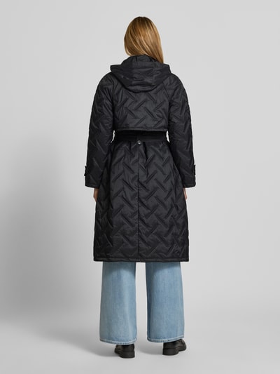 Frauenmodel trägt Regular Fit Mantel in Stepp-Optik von Emporio Armani, schwarze Farbe, strukturierte Oberfläche, Ganzkörperansicht Rückansicht. Rückenlänge 111 cm, Schulterbreite 49 cm, Brustweite 50 cm, Ärmellänge 58 cm.