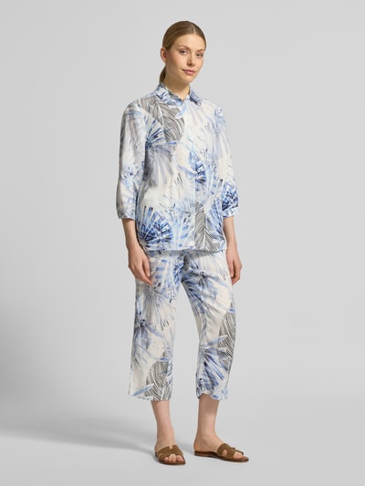 Modelka nosi Relaxed Fit Leinenbluse mit 3/4-Arm Modell 'Clay' von TONI, jasnoniebiesko-biała z nadrukiem, len, całkowity look, widok całej sylwetki z przodu