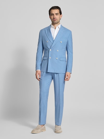Männermodel trägt Straight Fit Anzughose mit Bügelfalten von MCNEAL in Hellblau, glatte Textur, dezente Bügelfalte, Ganzkörperansicht von vorne.