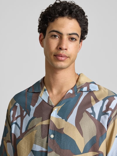 Männermodel trägt Regular Fit Freizeithemd im Allover-Look Modell 'TAVIRA MARSHALL' von Jack & Jones, Viskose-Mix, Nahaufnahme Oberkörper.