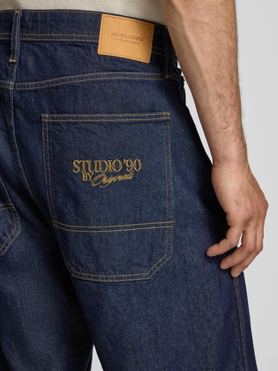 Männermodel trägt Herren Jeansshorts im 5-Pocket-Design Modell 'ALEX' von Jack & Jones, Reine Baumwolle, Straight Fit, Detailaufnahme Rückansicht.