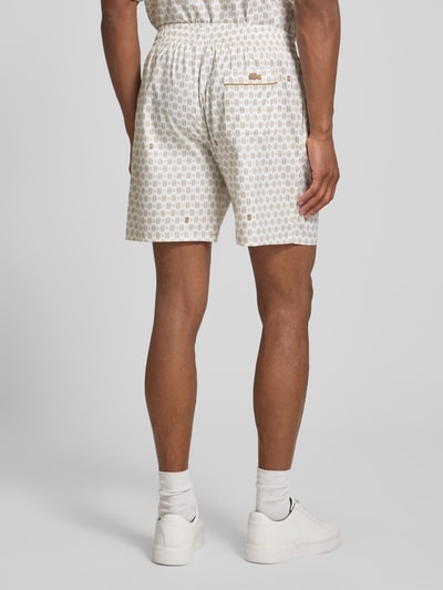 Męski model nosi Regular Fit Chinoshorts aus Baumwoll-Viskose-Mix model 'Aop Short Tenniscourt' von Lacoste, Herren Chinoshorts, jasne kolory i wzór, tekstura gładka, Ganzkörperansicht Rückansicht.