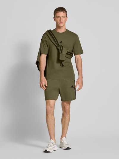 adidas Sportswear Sweatshorts mit Label-Stitching und elastischem Bund Oliv 1