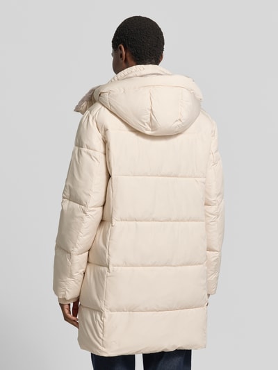 Frauenmodel trägt Steppmantel mit abnehmbarer Kapuze von White Label in Creme, breite Steppnähte, Rückenansicht, Ganzkörperansicht Rückansicht. Rückenlänge 88 cm, Schulterbreite 42 cm, Brustweite 56 cm, Ärmellänge 65 cm.