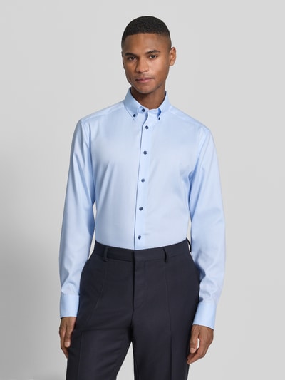 Männermodel trägt Regular Fit Business-Hemd mit Button-Down-Kragen von OLYMP aus reiner Baumwolle im Unifarbenes-Design, Ganzkörperansicht von vorne. Rückenlänge 80 cm, Schulterbreite 48 cm, Ärmellänge 66 cm.