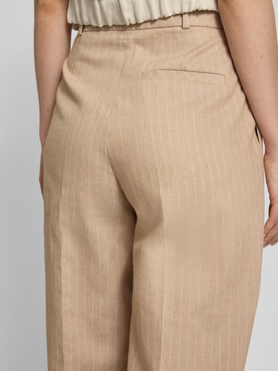 Frauenmodel trägt Weite Hose Baumwoll-Mix mit Leinen-Anteil Modell 'HENESA' von HUGO mit Optik:Allover-Muster, Nadelstreifen, Bundfalten, Effektgarn, Gesäßtasche, beiger Grundton, Material: Baumwoll-Mix, Detailaufnahme Rückansicht.