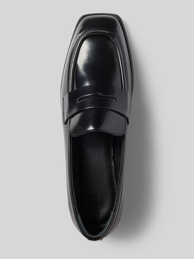 Produktfoto, Loafers aus Leder mit Zierriegel Modell 'Zaha' von ALOHAS, beschichtetes schwarzes Leder, leicht abgerundete Form, strukturierte Sohle