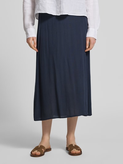 Kobieta modelka nosi spódnica midi z wiskozy z elastycznym pasem model 'MARRAKECH' od ICHI, linia a, kolor granatowy, całkowita długość 86 cm, szerokość w rozmiarze S: 35 cm, zdjęcie całej sylwetki z przodu.