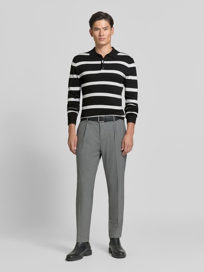 Männermodel trägt Strickpullover mit Polokragen Modell 'VERO' von MCNEAL, schwarz-weiß gestreift, Viskose-Mix, Ganzkörperansicht von vorne.