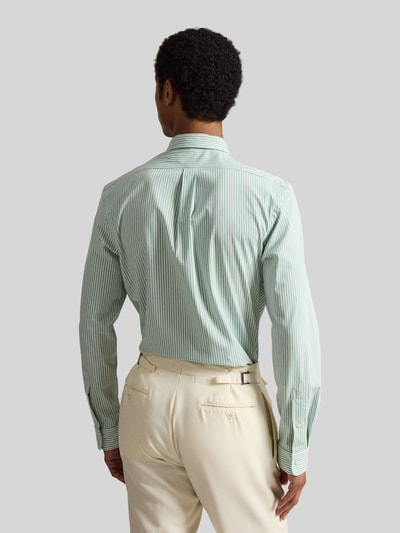 Männermodel trägt Slim Fit Freizeithemd aus Baumwoll-Mix von Polo Ralph Lauren mit Optik:Allover-Muster, Streifen-Muster, Ganzkörperansicht Rückansicht.