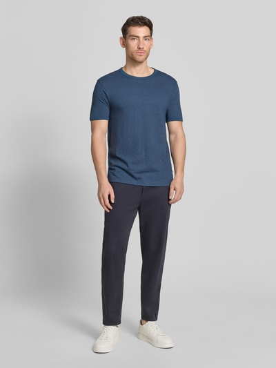 Männermodel trägt T-Shirt mit Rundhals aus Baumwoll-Mix von Tom Tailor Denim, Optik: Unifarben, Passform: Regular-Fit, Rundhals, Ärmelform: Kurzarm, Ganzkörperansicht von vorne.