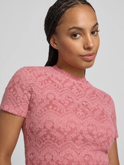 Frauenmodel trägt T-Shirt aus Spitze mit Rundhalsausschnitt von Jake*s Collection in Rosa, Material-Mix mit Stretch-Anteil, Slim-Fit, Nahaufnahme Oberkörper.