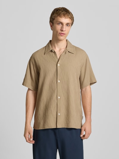 Männermodel trägt Regular Fit Freizeithemd mit Strukturmuster Modell 'MONTAUK' von Jack & Jones in Beige mit Kentkragen, Ganzkörperansicht von vorne.