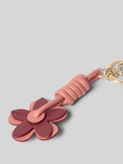 Produktfoto, Schlüsselanhänger aus echtem Leder Modell 'ALLEGRA' von FURLA, mehrlagiges Blumen-Motiv in Rosa und Rot, goldener Karabinerverschluss, strukturierte Oberfläche, Label-Prägung sichtbar