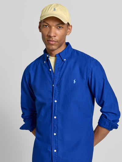 Männermodel trägt Regular Fit Freizeithemd aus reiner Baumwolle von Polo Ralph Lauren in Blau, Knopfleiste, Herren, Nahaufnahme Oberkörper.