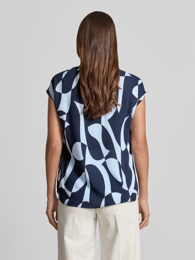 Frauenmodel trägt Regular Fit Bluse aus Viskose mit V-Ausschnitt Modell 'CHANISE' von Soyaconcept, abstraktes Muster, Ganzkörperansicht Rückansicht.