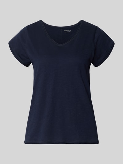 Produktfoto, T-Shirt mit V-Ausschnitt von Christian Berg Woman, czysta bawełna, krój regular fit, dekolt w serek, rolowane brzegi, długość tyłu w rozmiarze S: 59 cm, gładka, granatowa tkanina