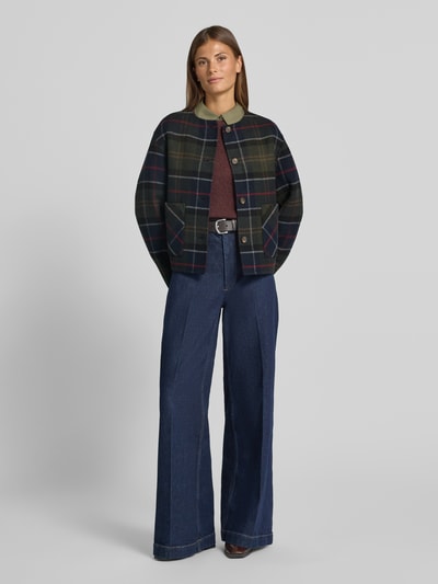 Frauenmodel trägt Regular Fit Hemdjacke aus Woll-Mix 'MARLOW' von Barbour, kariertes Muster in dunklen Farben, Ganzkörperansicht von vorne, Damen Funktionsjacke von Barbour.