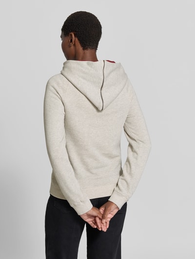 Frauenmodel trägt Hoodie aus reiner Baumwolle von KENZO in Beige mit kontrastiver Kapuze, glatter Textur, ganzkörperansicht Rückansicht. Taillierte Passform, Label-Print, Känguru-Tasche, Rückenlänge bei Größe S: 60 cm.