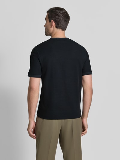 Männermodel trägt Regular Fit T-Shirt mit Strukturmuster Modell 'Tangur' von JOOP! COLLECTION, reine Baumwolle, Rückansicht, Ganzkörperansicht.
