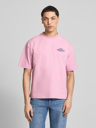 Männermodel trägt Regular Fit T-Shirt aus reiner Baumwolle Modell 'IN A RUSH' von PROHIBITED in Rosa, Nahaufnahme Oberkörper.