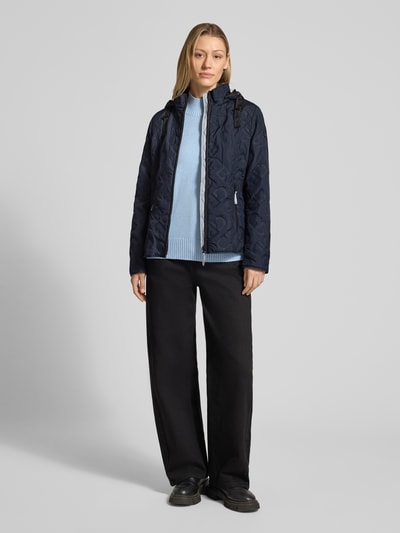 Frauenmodel trägt Jacke mit Stehkragen und Reißverschlusstaschen von Gil Bret in Dunkelblau, reine Baumwolle, taillierter Schnitt, Ganzkörperansicht von vorne.