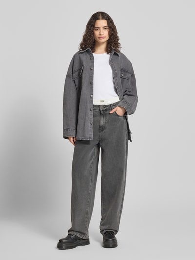 Frauenmodel trägt Relaxed Fit Jeans im Boxer-Look von Karo Kauer, grau, Baumwoll-Viskose-Mix, Eingrifftaschen, Label-Detail, Ganzkörperansicht von vorne.