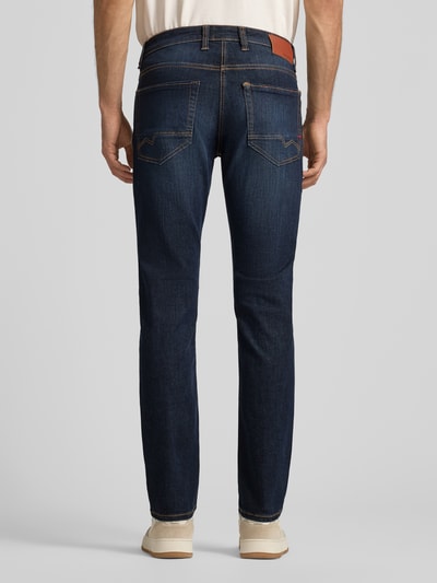 Männermodel trägt donkerblauwe Jeans met steekzakken, slim fit, katoenmix met stretch, model 'ARNE PIPE' van MAC, ganzkörperansicht rückansicht.
