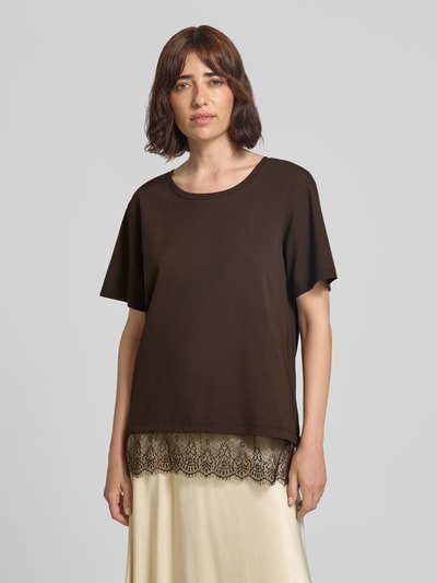 Frauenmodel trägt T-Shirt mit Spitze Modell 'SURE' von FREE/QUENT, Braun, Rundhalsausschnitt, Relaxed Fit, Nahaufnahme Oberkörper.