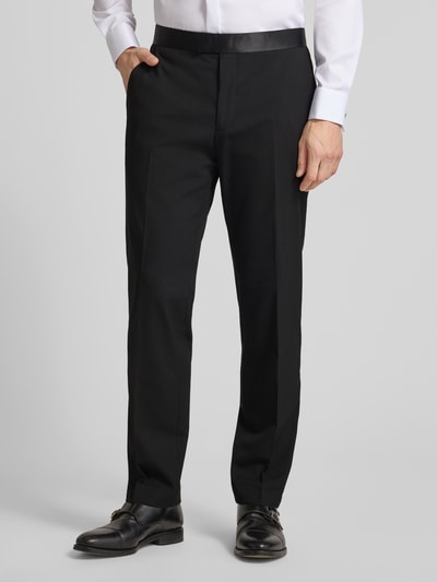 Männermodel trägt Regular Fit Stoffhose mit Viskose-Anteil von Christian Berg Men, schwarzer Elastischer-Material-Mix, Bügelfalten, Gesäßtaschen, Haken- und Reißverschluss, Ganzkörperansicht von vorne.
