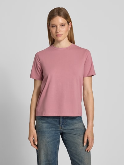 Frauenmodel trägt Damen T-Shirt mit Rundhalsausschnitt Modell 'NORA' von VILA in Rosa, Baumwoll-Elasthan-Mix, Regular-Fit, Ganzkörperansicht von vorne. Rückenlänge bei Größe S: 60 cm.