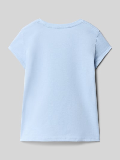 Mädchen trägt Regular Fit T-Shirt aus reiner Baumwolle mit Polo Bear von Polo Ralph Lauren Kids, niebieski, krój regular fit, unikatowa faktura jersey, gładki, krótki rękaw, widok od tyłu, Ganzkörperansicht Rückansicht.