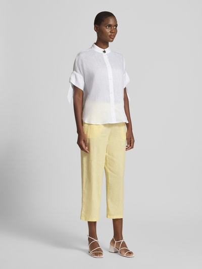 Vrouwenmodel draagt Culotte aus Leinen-Viskose-Mix mit elastischem Bund van B.Young in lichtgeel, cropped fit, model 'FALAKKA', hele lichaamsvooraanzicht.