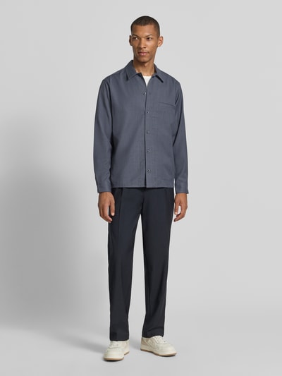 Męski model nosi Regular Fit Hemdjacke aus Woll-Mix Model 'Sadamon' von Samsøe Samsøe, kolor szary, krój regular fit, mieszanka wełny, Kołnierzyk typu kent, Brustasza, Listwa guzikowa, długość tyłu w rozmiarze M: 70 cm, Ganzkörperansicht von vorne.