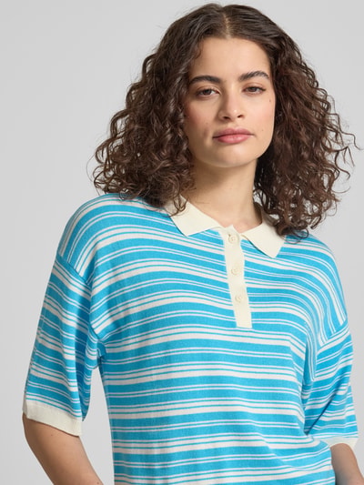 Frauenmodel trägt Strickshirt mit Polokragen Modell 'VILDA' von JJXX, Streifenmuster in Blau und Creme, Viskose-Mix, 1/2-Arm, Nahaufnahme Oberkörper