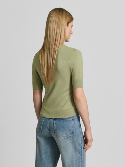 Frauenmodel trägt Slim Fit T-Shirt aus Viskose-Mix von s.Oliver RED LABEL, zielony, imitacja dzianiny, krój slim fit, aplikacja z metką, okrągły dekolt, krótki rękaw, zakończenia prążkowane, wykończenie materiału drobny splot, mieszanka wiskozy, Ganzkörperansicht Rückansicht