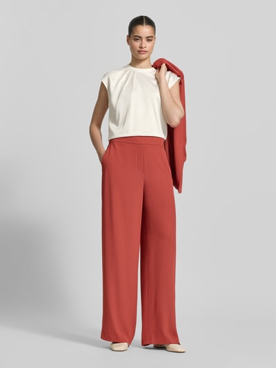 Frauenmodel trägt T-Shirt mit Drapierungen und Kappärmeln von Jake*s Collection aus Satin, Regular-Fit, Rundhalsausschnitt, Rückenlänge 62 cm, Ganzkörperansicht von vorne.