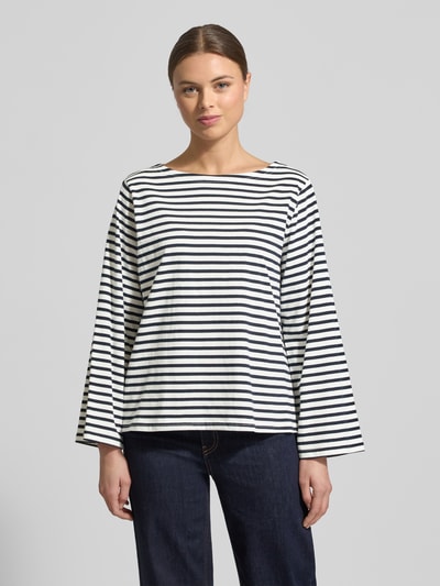Frauenmodel trägt Loose Fit Langarmshirt aus reiner Baumwolle von Soyaconcept mit U-Boot-Ausschnitt, Streifenmuster, Unifarbenes-Design, Rückenlänge bei Größe S 56 cm, Ganzkörperansicht von vorne.