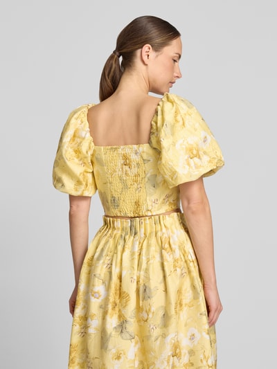 Frauenmodel trägt Cropped Blusentop mit Puffärmeln Modell 'LEMON' von YAS im Allover-Look, Lyocell-Mix mit Leinen-Anteil, Knotendetail, Rückansicht, Rückenlänge bei Größe 36: 20 cm, Ärmellänge bei Größe 36: 33 cm. Ganzkörperansicht Rückansicht.
