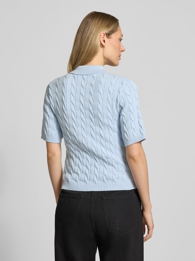 Frauenmodel trägt Slim Fit Poloshirt aus Viskose-Mix Modell 'Thilla' von Gestuz in Hellblau mit Strick-Optik, elastische Abschlüsse, Rückenlänge bei Größe S 51 cm, Ärmellänge 25 cm, Ganzkörperansicht Rückansicht.