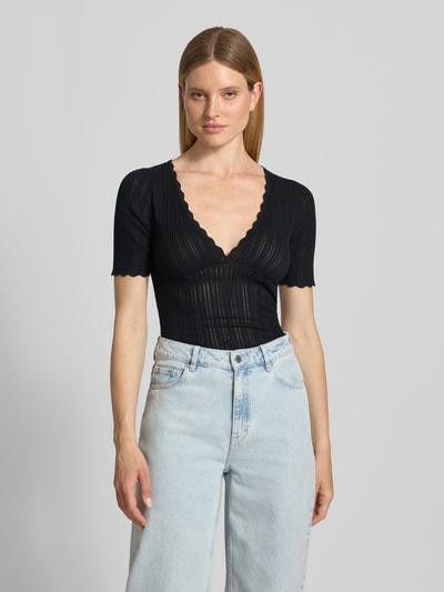 Frauenmodel trägt Slim Fit T-Shirt aus Viskose-Mix in Strick-Optik von Jake*s Casual, schwarz, semitransparent, V-Ausschnitt, Nahaufnahme Oberkörper.