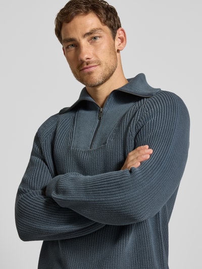 Männermodel trägt Regular Fit Troyer aus reiner Baumwolle Modell 'PIGMENT DYE' von ARMEDANGELS in dunklem Blau mit grober Struktur, Nahaufnahme Oberkörper, Herren Troyer von ARMEDANGELS