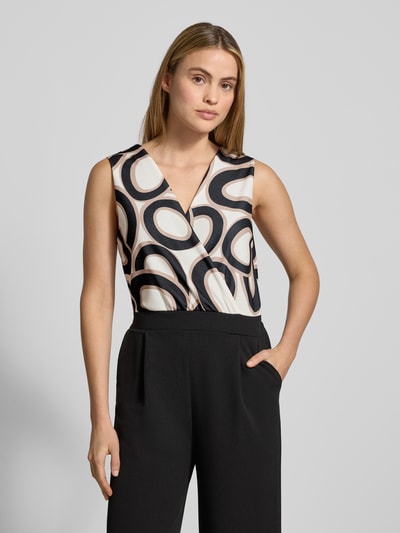 Frauenmodel trägt Jumpsuit mit Eingrifftaschen Modell 'Bi44lina' von ZABAIONE, Material-Mix mit Stretch-Anteil, V-Ausschnitt, weites Bein, Nahaufnahme Oberkörper.