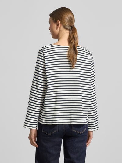 Frauenmodel trägt Loose Fit Langarmshirt aus reiner Baumwolle von Soyaconcept, Damen Langarmshirt, U-Boot-Ausschnitt, Rückansicht, ganzkörper.