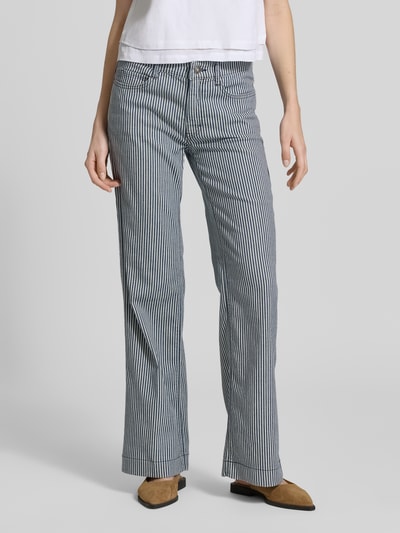 Kobiece model nosi Wide Leg Jeans im Allover-Look od MAC, mieszanka bawełny z dodatkiem streczu, wpuszczane kieszenie, wzór na całej powierzchni, szerokość w rozmiarze 36/32: 39 cm, długość wewnętrzna nogawki 82 cm, jasnoszare i granatowe paski, tekstura gładka, widok całej sylwetki z przodu.