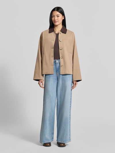 Frauenmodel trägt Regular Fit Blouson mit Umlegekragen Modell 'CHELSEAPOPPY' von VERO MODA, Beige mit braunem Kragen, Damen Bomberjacke, Ganzkörperansicht von vorne.